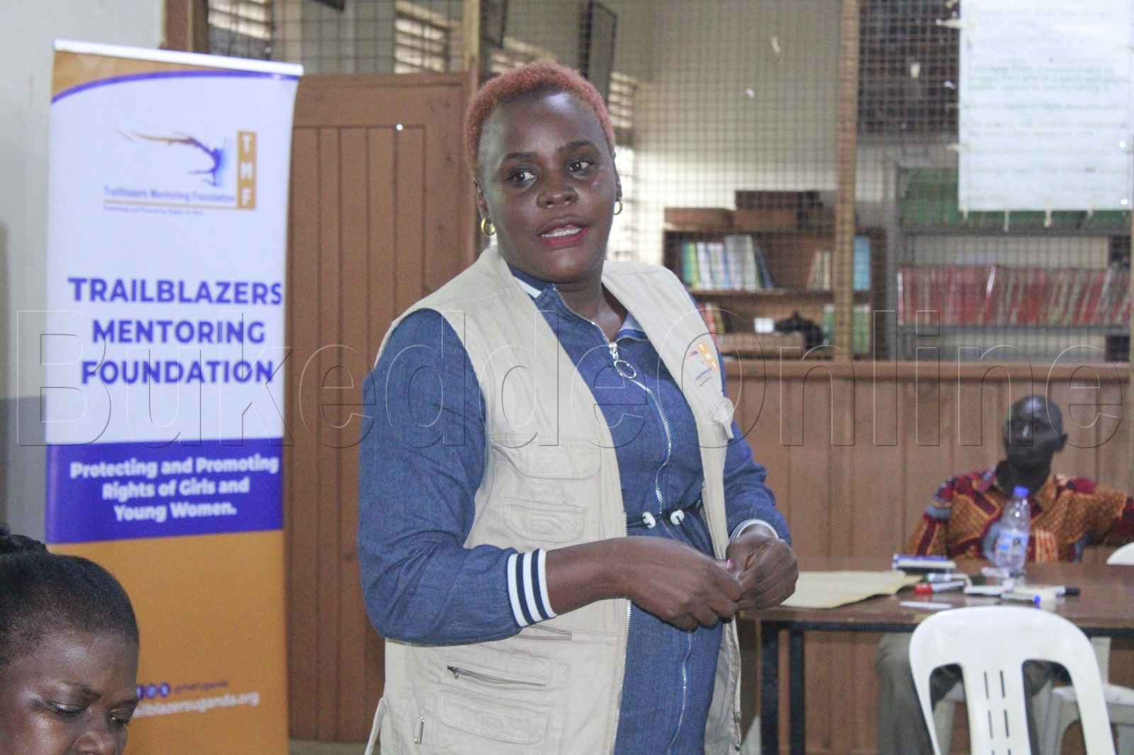 Joyce Atimango akulira Trailblazers Mentoring Foundation ng'ayogerako eri abasomesa