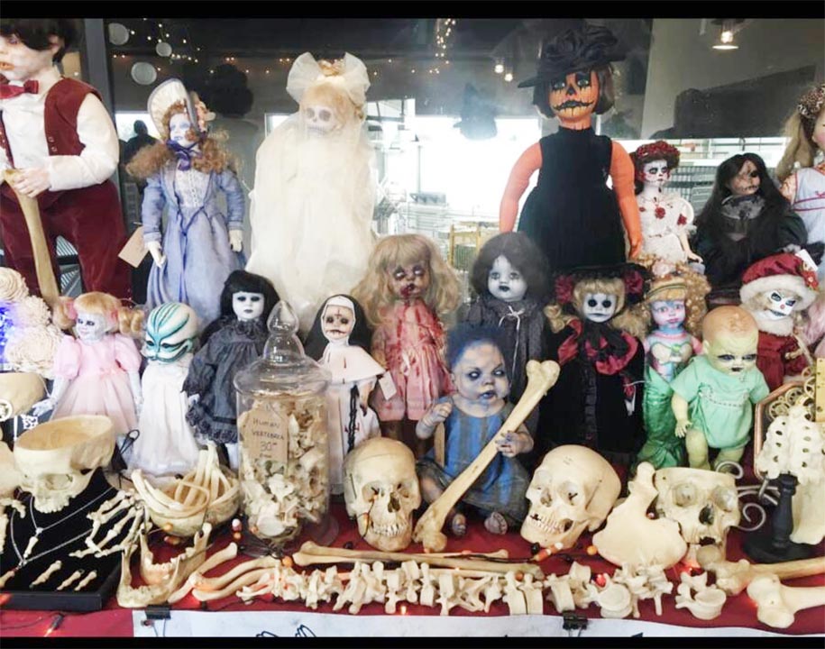 Ebimu Ku Bintu Ebitali Bya Bulijjo Omuli N'obuwanga Bw'abantu Ebitundibwa Ku Kat's Creepy Creations.