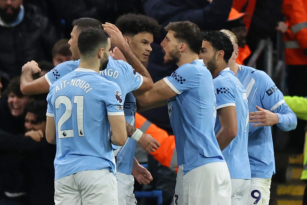 Manchester City's English midfielder #33 Nico O'Reilly (C) celebrates with teammates after scoring the opening goal of the English Premier League football match between Manchester City and Newcastle at the Etihad Stadium in Manchester, north west England, on February 21, 2026. (Photo by Darren Staples / AFP)