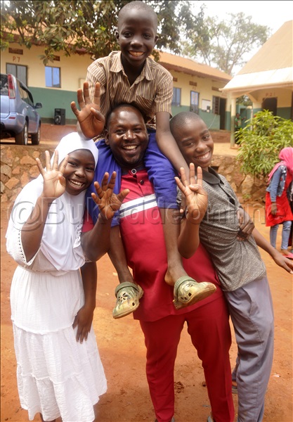 Ibrahim Nduga (ddyo) Nnannyini Ssomero Lya Hiqmah Junior School N'abamu Ku Bayizi Abaakoze Obulungi.
