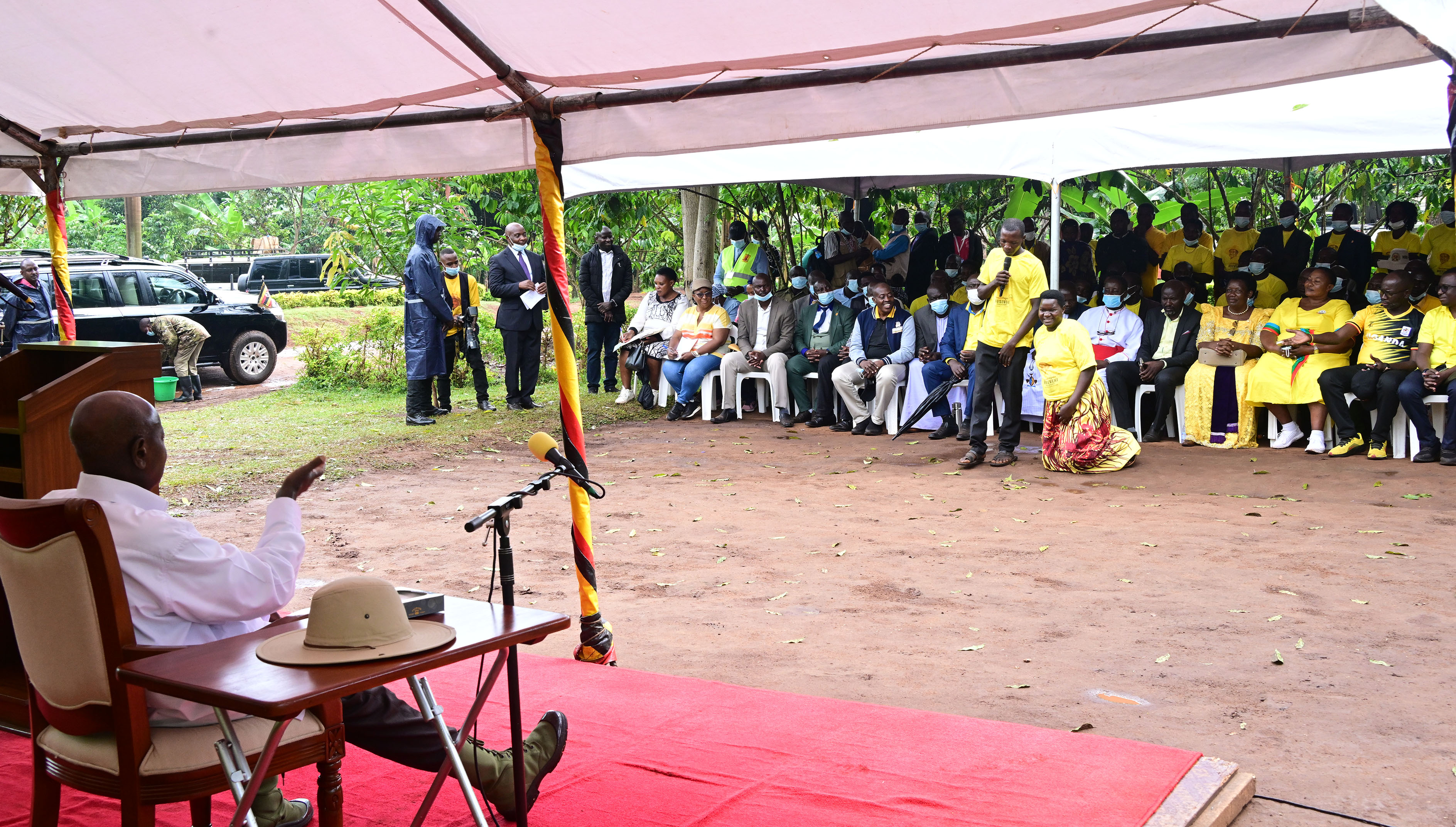 Omwe ahabaatungire esente za PDM omuri Luuka, Eliot Mukasa n'omukazi we barikusiima Purezidenti Museveni ahabw'okubataayaayira n'okurambura purogyekiti zaabo.