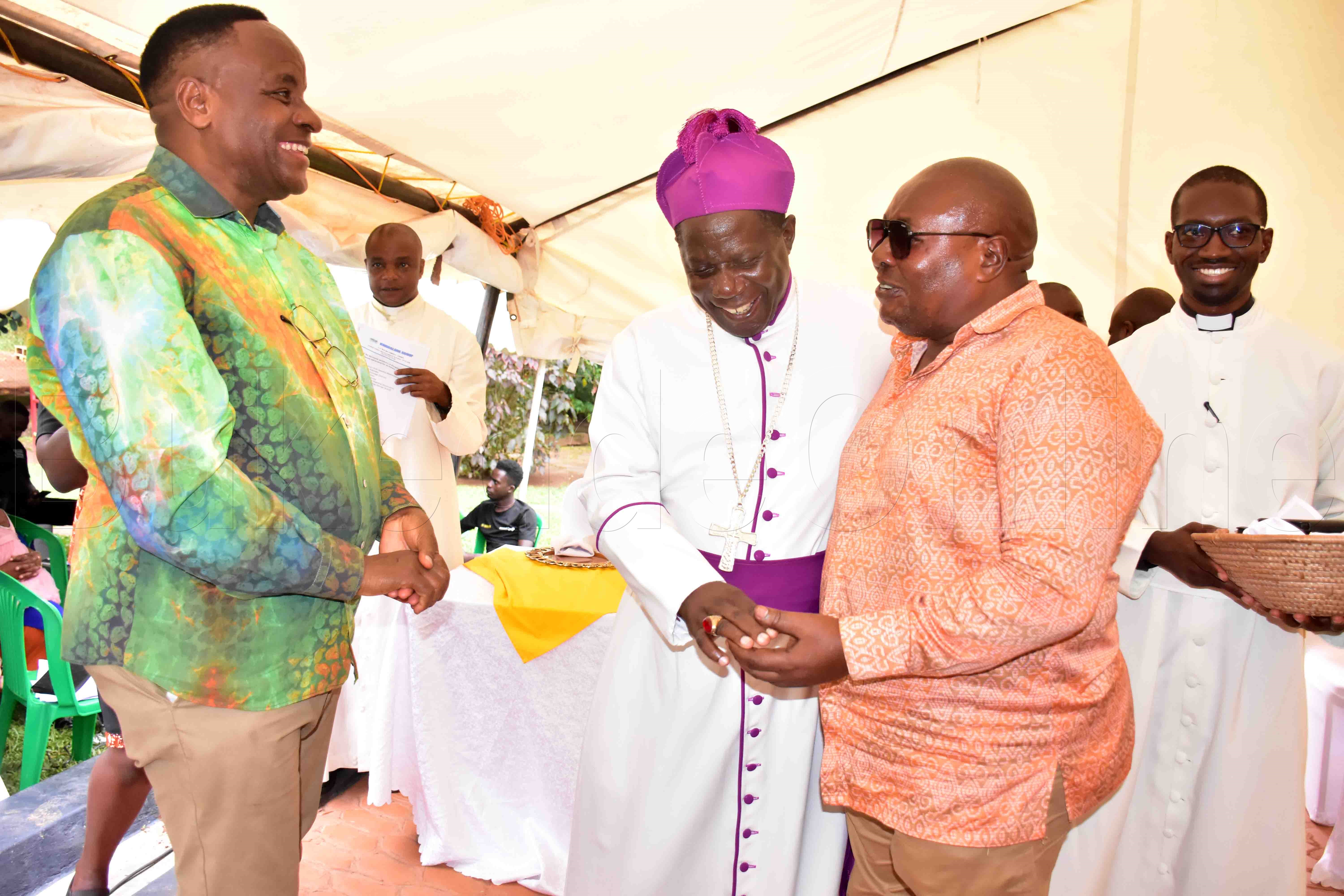 Ssentebe wa kwagalana Group Godfrey Kirumira ng'awayaama ne Bp. Bbanja