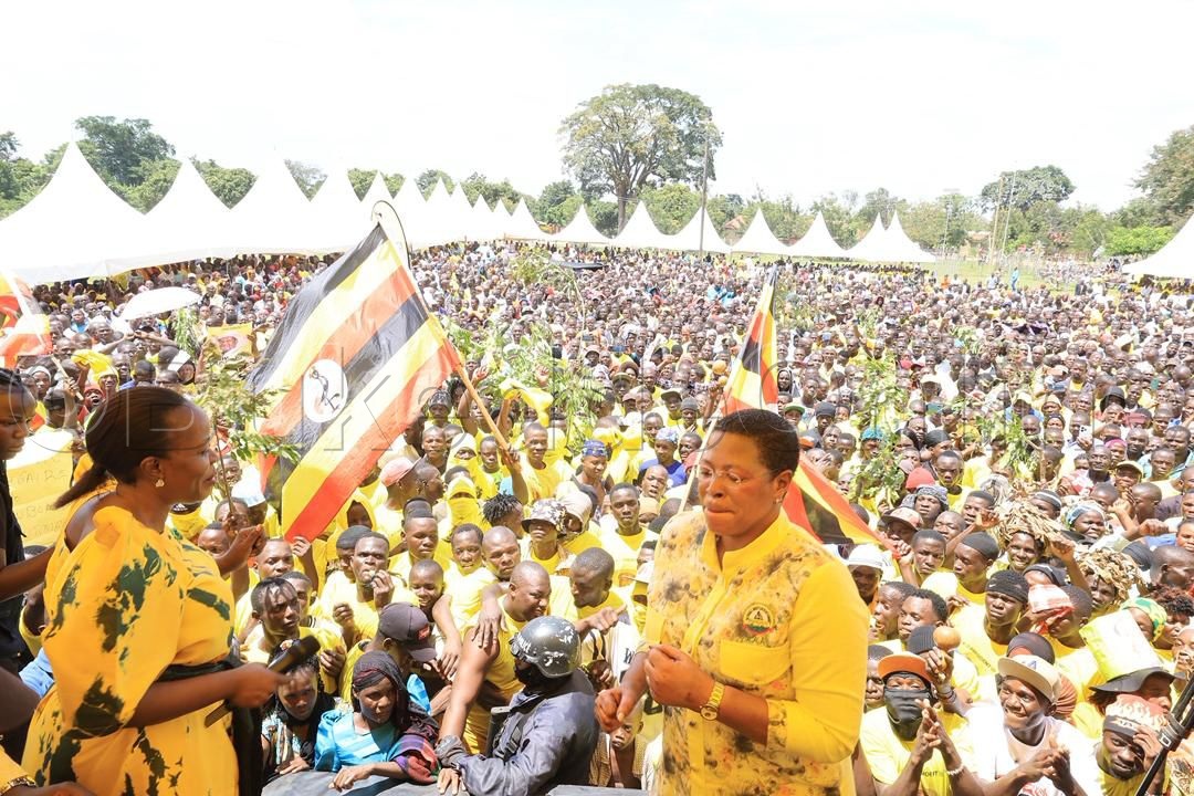Among Nga akoona dansi n’omubaka omukyala ow’e Namutumba Mariam Naigaga