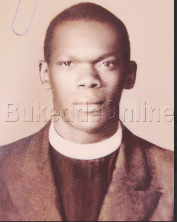 Msgr Mugambe nga bweyali mu buto