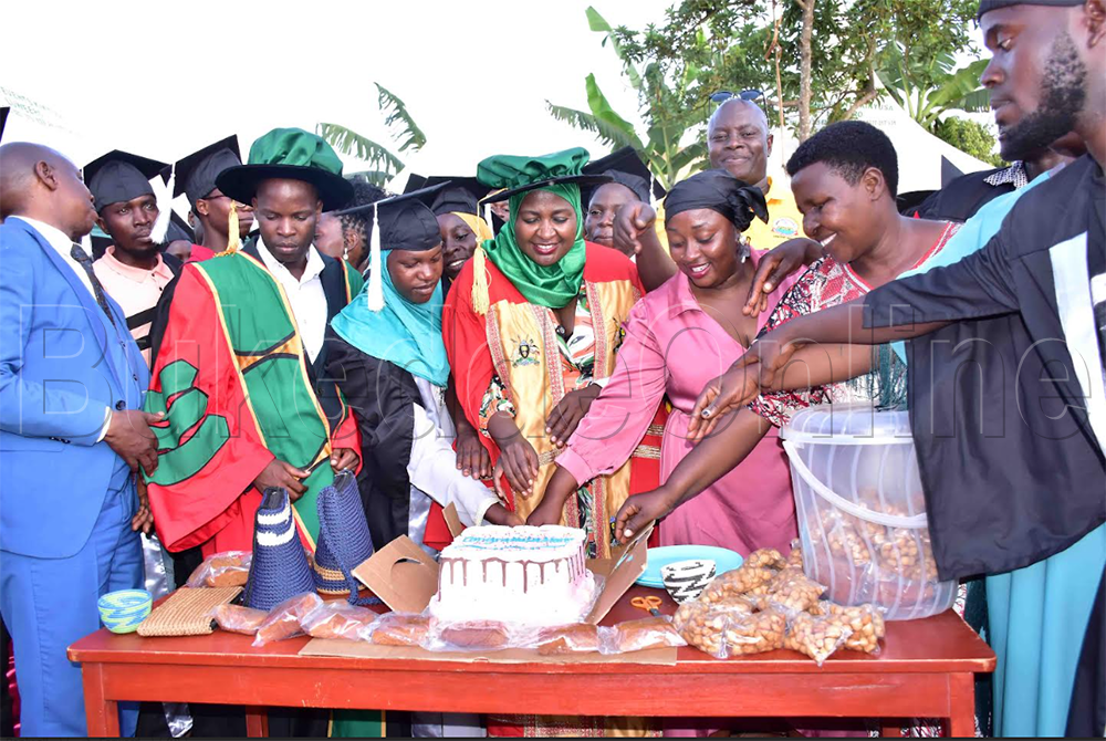 Hadijah Namyalo n'abatikkiddwa nga basala Cake