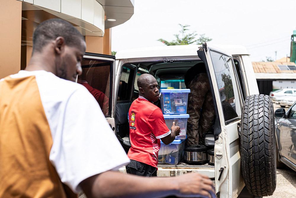  A worker loads boxes containing electoral materials into the back of a vehicle at Ratoma's City Hall in Conakry, on September 20, 2025, ahead of the constitutional referendum on September 21, 2025. (Photo by PATRICK MEINHARDT / AFP)