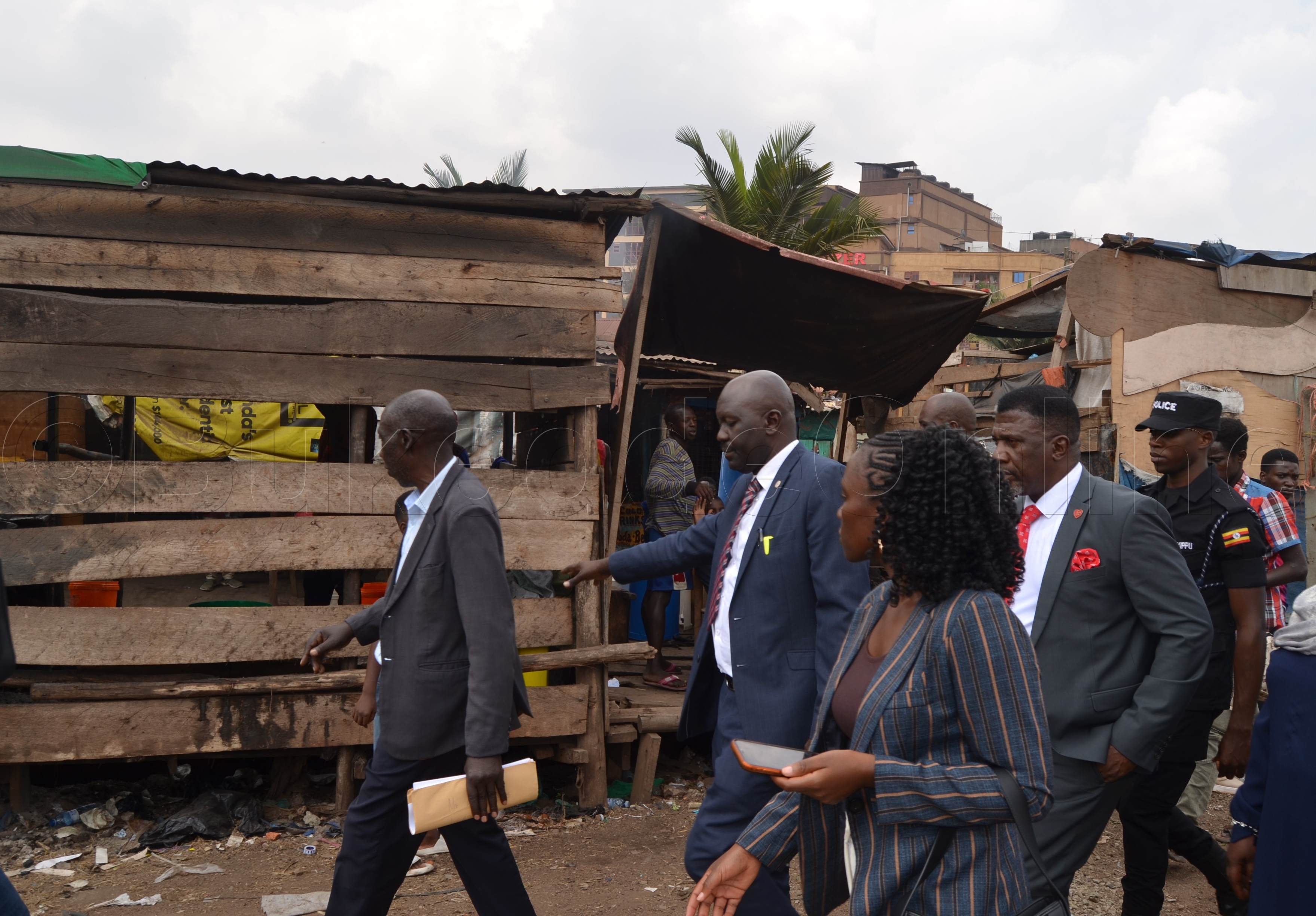 Cletus Nankobe Ssentebe Wa Kakiiko Akafuzi Ak'essomero Lya Nakivubo Settlement Primary School Nga Akulembeddemu Aba Kcca Mu Kulambula Essomero Lino