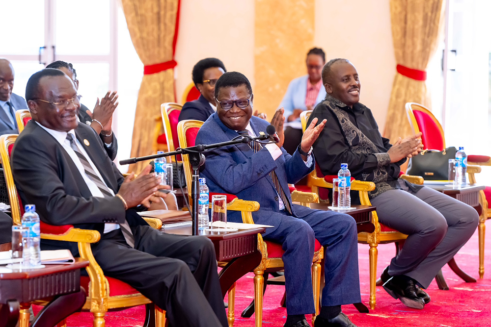 Chief Justice Alfonse Owiny-Dollo (left) and Justice minister, Norbert Mao (c) during the swearing-in at State House Entebbe. (PPU)