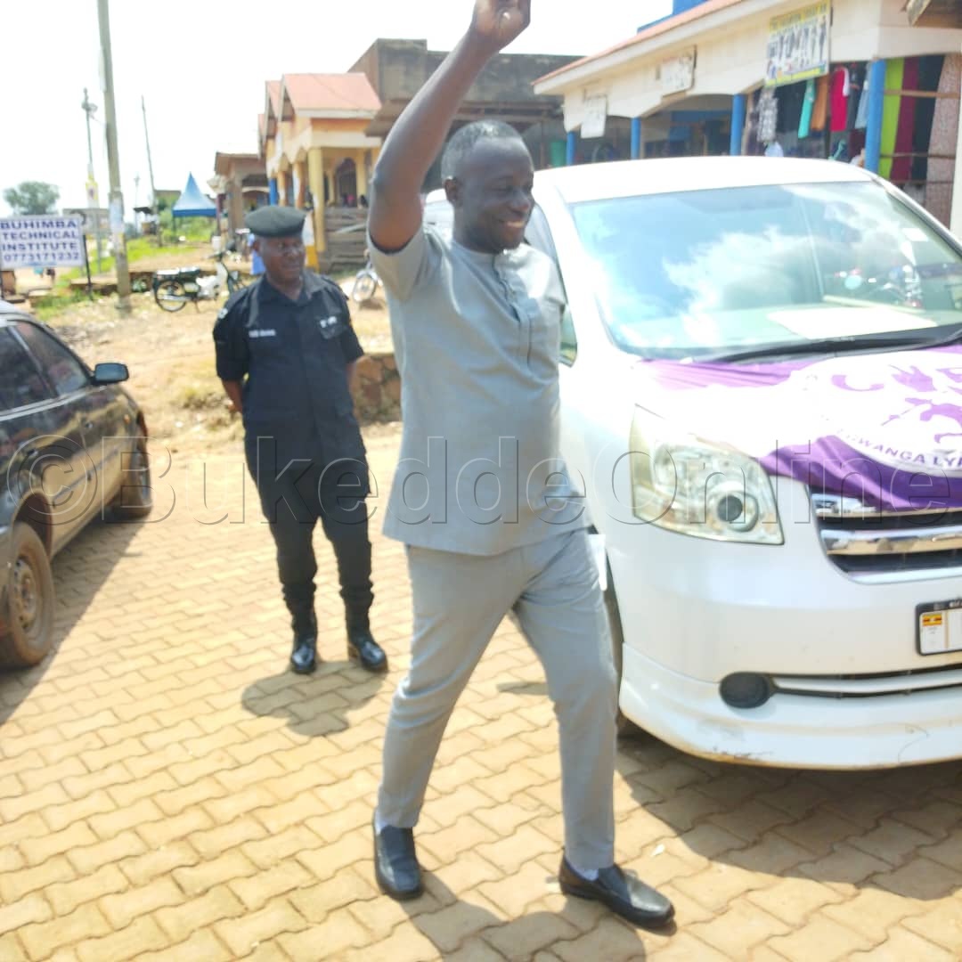 Mmotoka eyamuleese ssaako omuserikale omu ku bamuwa obukuumi.
