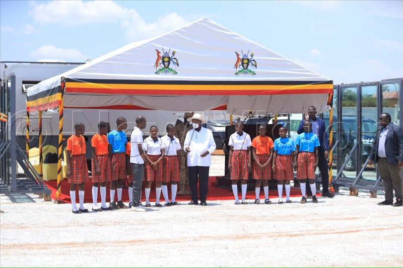 Photo moment of students with President Museveni. (All Photos by Titus Kakembo)