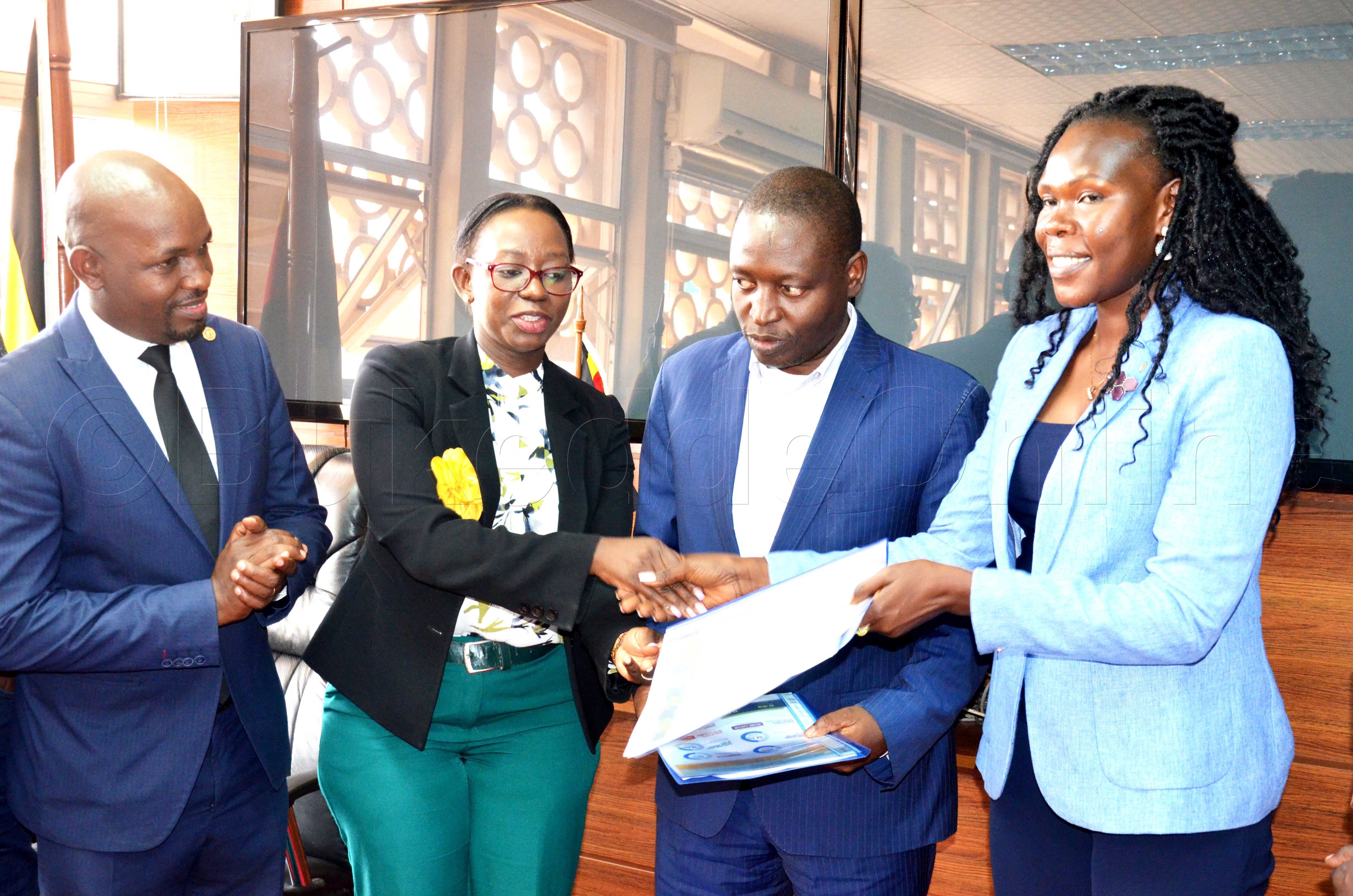 Ab'ekibiina ekigatta abasogozi b'omwenge mu ggwanga nga bakwasa Bahat ne Anite ekiwandiiko omuli okwemulugunya kwabwe