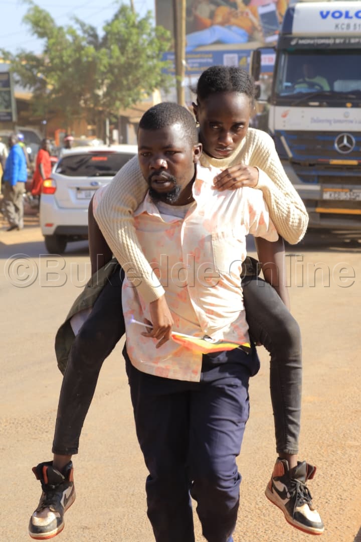 Omuvubuka ng'addusa omuwagizi  eyabadde azirise olw'omukka ogubalagala