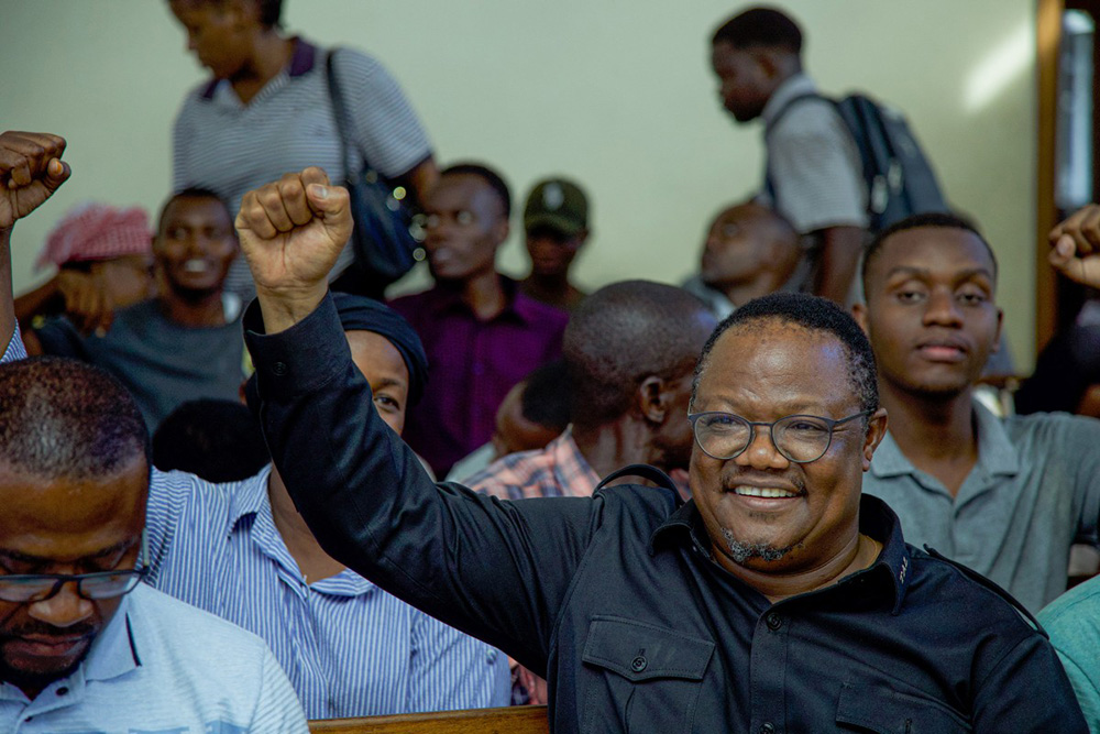 Tanzania's main opposition leader Tundu Lissu (R) gestures at the magistrate's court in Dar es Salaam on April 10, 2025. (AFP/Files_