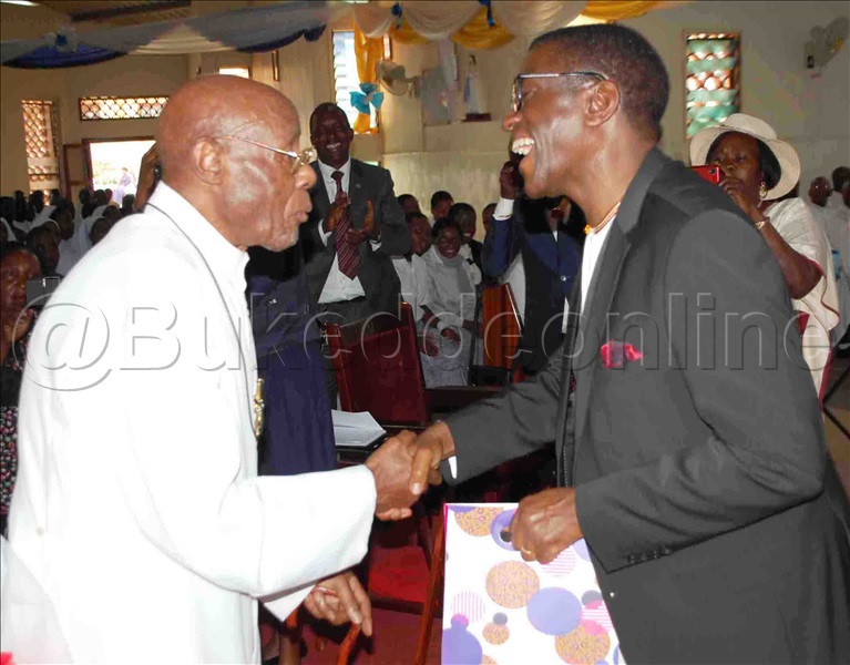 Katikkiro Charles Peter Mayiga (ku Ddyo) Ng'akwasa Bbulaaza Leonard Byankya Eyajaguzza Emyaka 70 Mu Bunnaddiini Ekirabo.