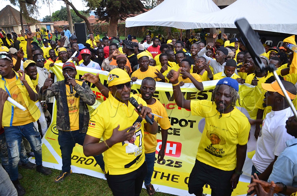 Maj. Emmanuel Kuteesa addressing the Ghetto structures from Makindye Division and Ssaabagabo respectively at Calender, Makindye Division on December 23, 2025.  (Photo by Stuart Yiga)