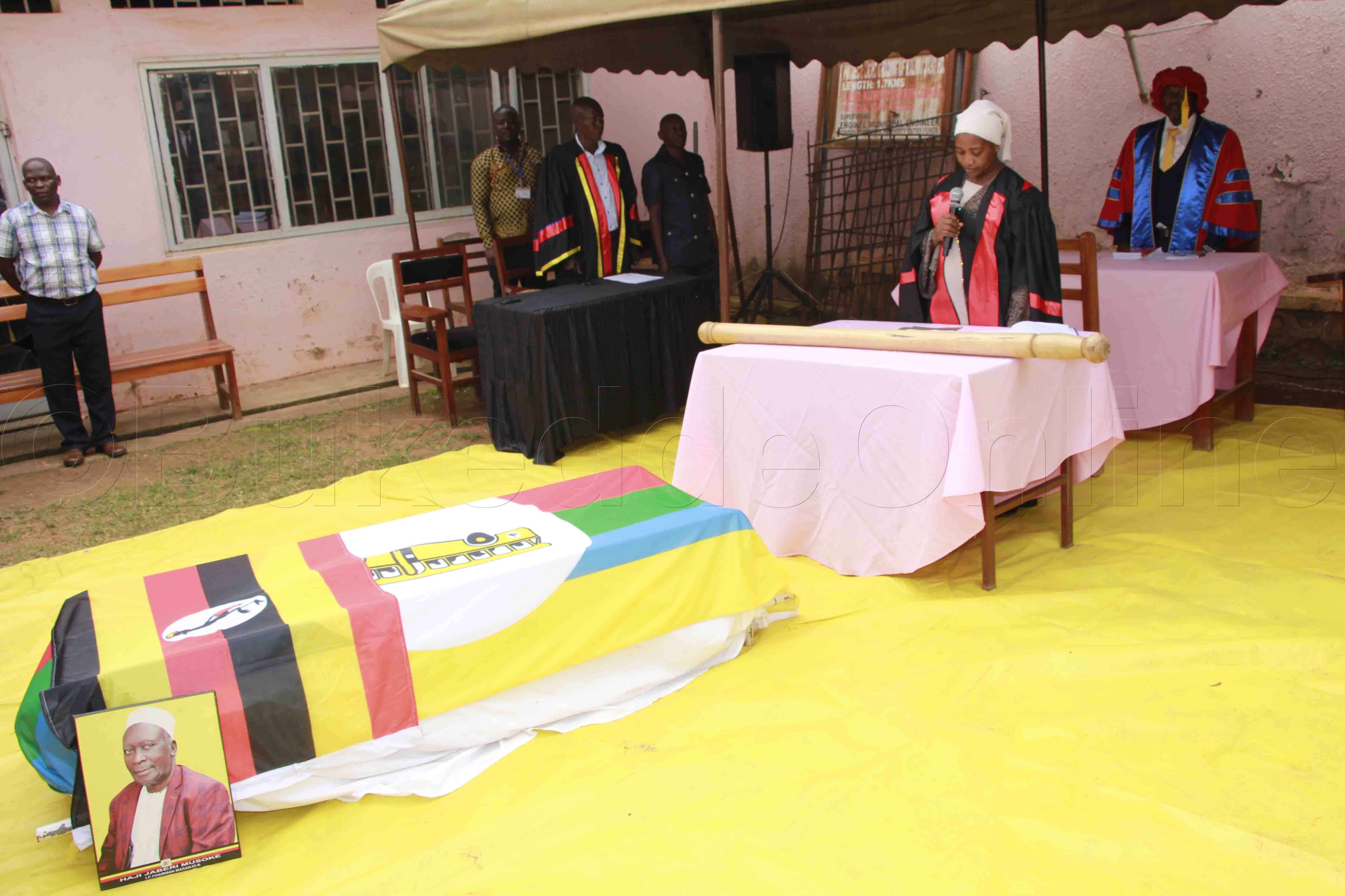 Omulambo gw'omugenzi bwe gwabadde guleeteddwa mu maaso ga kkanso y'e Nabweru okugukungubagira.