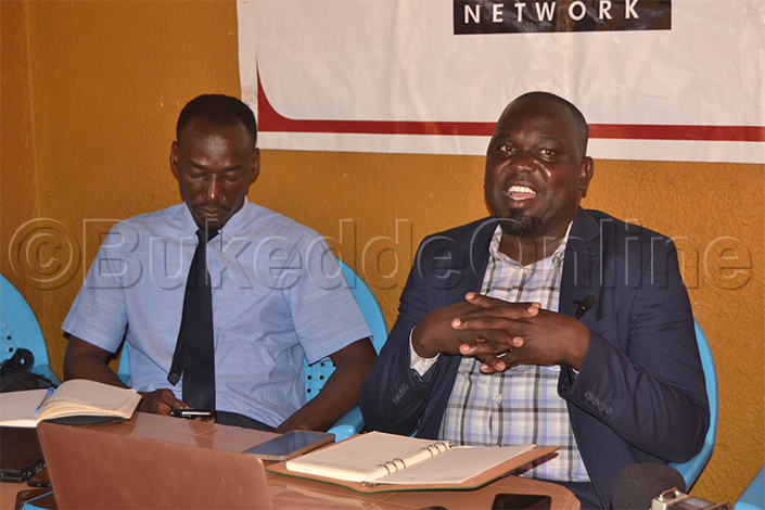 Dr Chris Ebong ne Dr Daniel Aguma nga basomesa Banamawulire abegattira mu kibiina kya Health Journalist network Uganda
