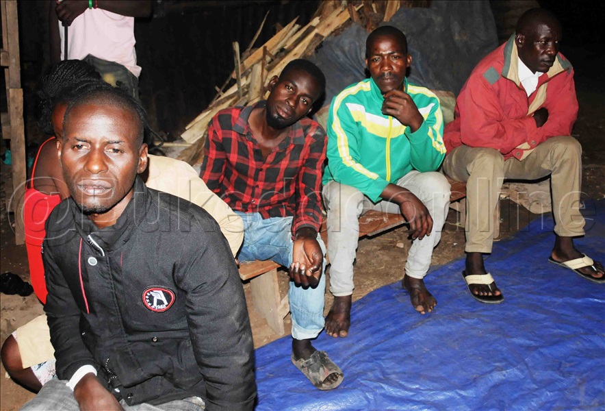 Lubowa Kitaawe W'omwana Mu Jaketi Enzirugavu, Ku Kkono Ye Steven Kisirinnya Omu Ku Bagezezaako Okutaasa.