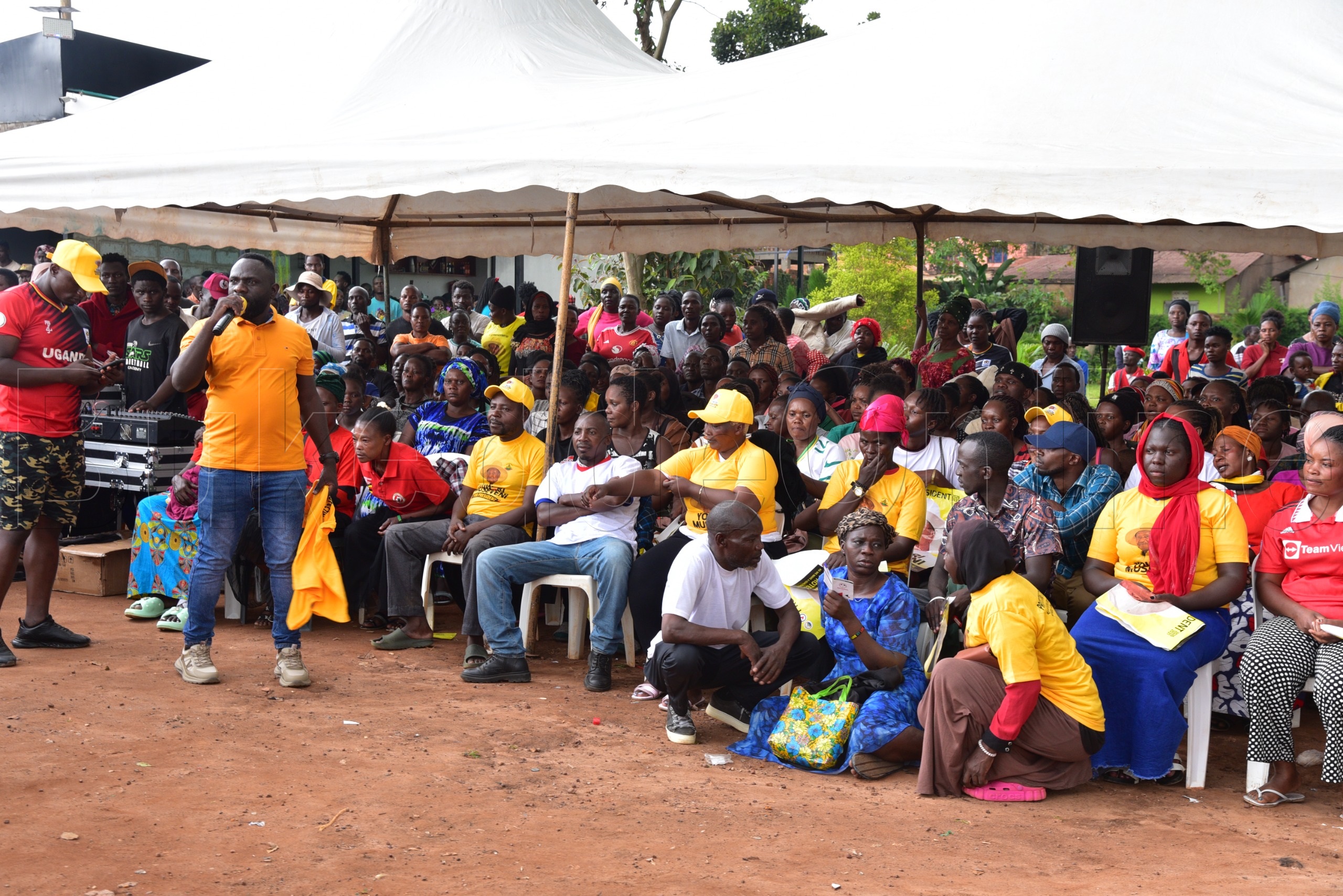 Ndase ng'ayogera eri abasaze ekubo