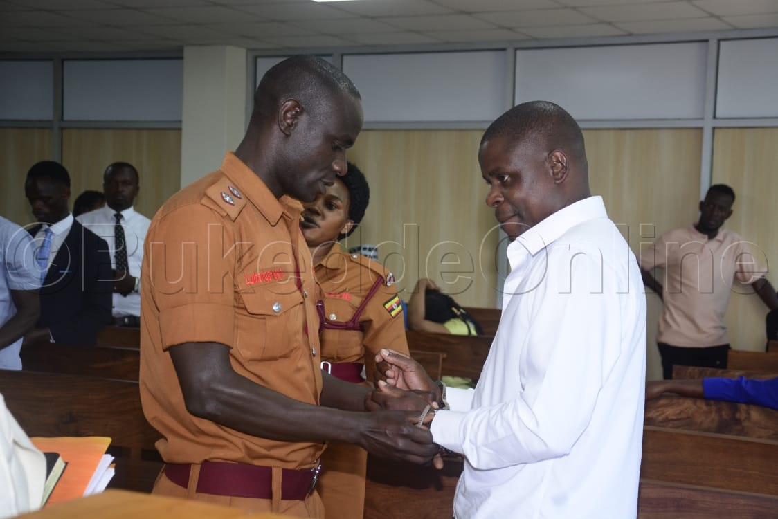 Omuserikale ng'aggya empingu ku sipapa nga yaakatuuka mu kkooti.