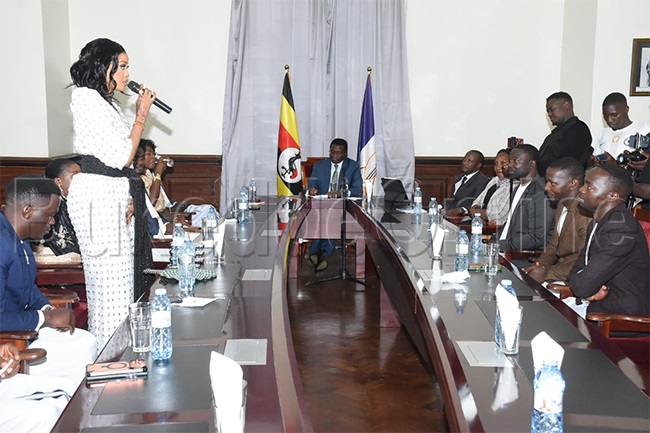 Nina Roz omu ku bannabitone ng'ayogera mu lukiiko e Mmengo 