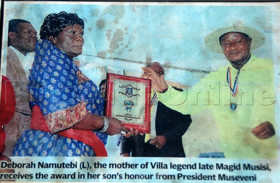 Namutebi Lwe Yafuna Ekirabo Kya Musisi  Wano Pulezidenti Yali Akimukwasa