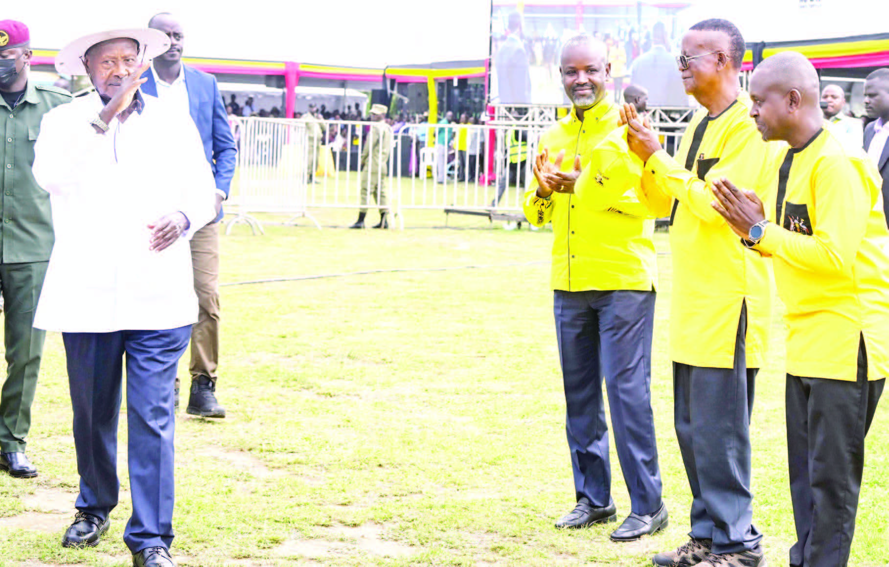 Pulezidenti Museveni Ng'atuuka E Sheema. Yayaniriziddwa Omumyuka Wa Sipiika Tayebwa (ku Ddyo) , Polof. Kamuntu (wakati) N'abakungu Abalala.
