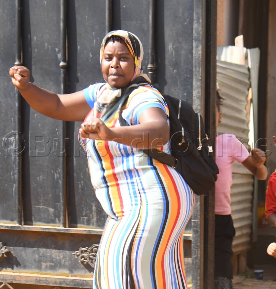 Omukyala ng'adduka za mbwa okweyunga ku bawagizi ba Kyagulanyi e Kira.