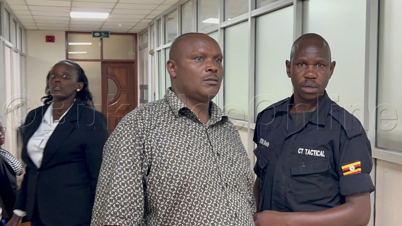 Mwumvaneza ng'abaserikale bamuleese mu kkooti