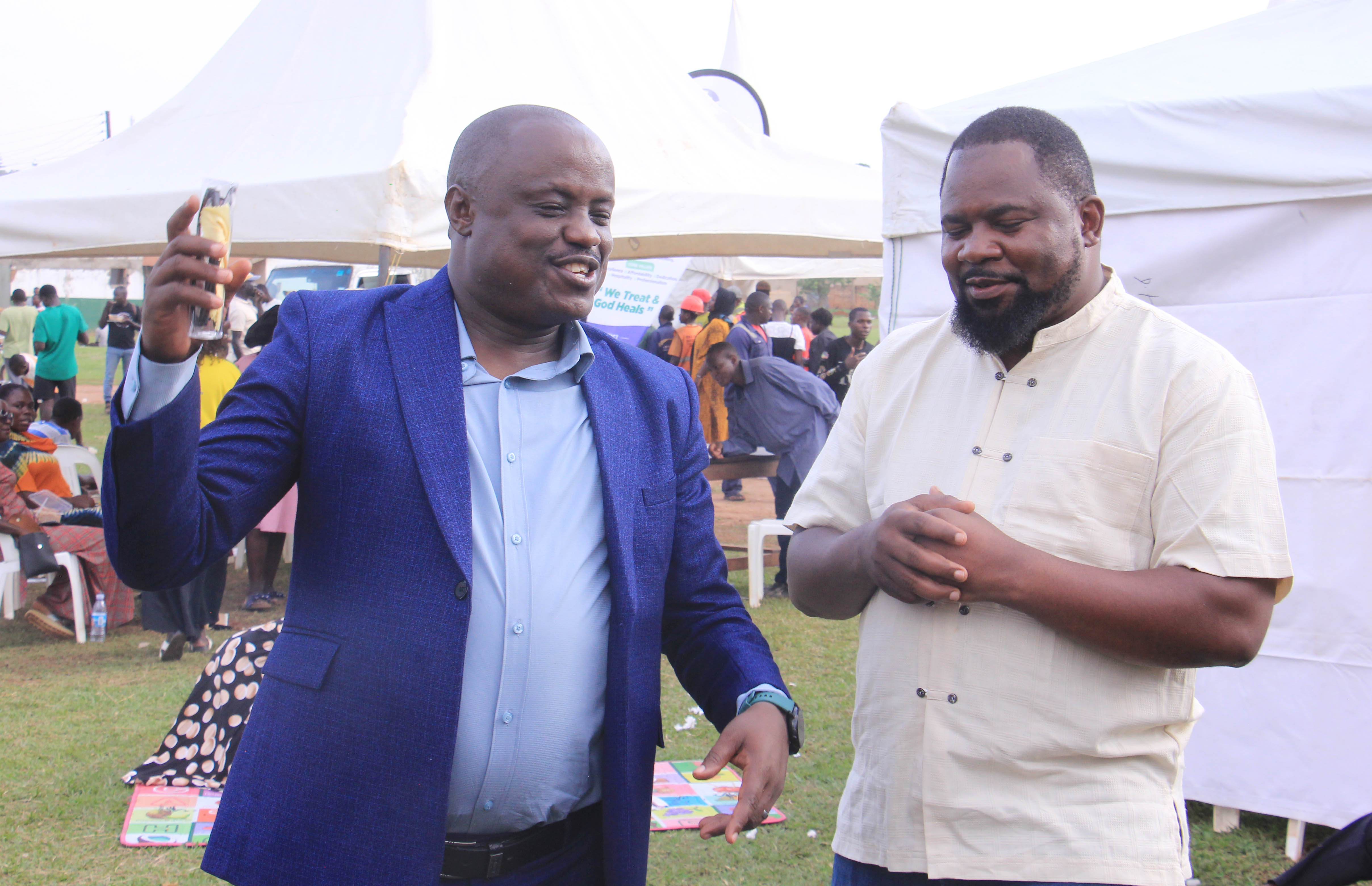 James Kalisema RDC wa Kasangati Mu Suuti Ya Bbulu Nga Awayaamu Ne Dan Kiguli Kibuuka Presidenti Wa Gayaza Rotary Club Ku Bikwata Ku Pulejekiti Ya Mazzi Eno (1)
