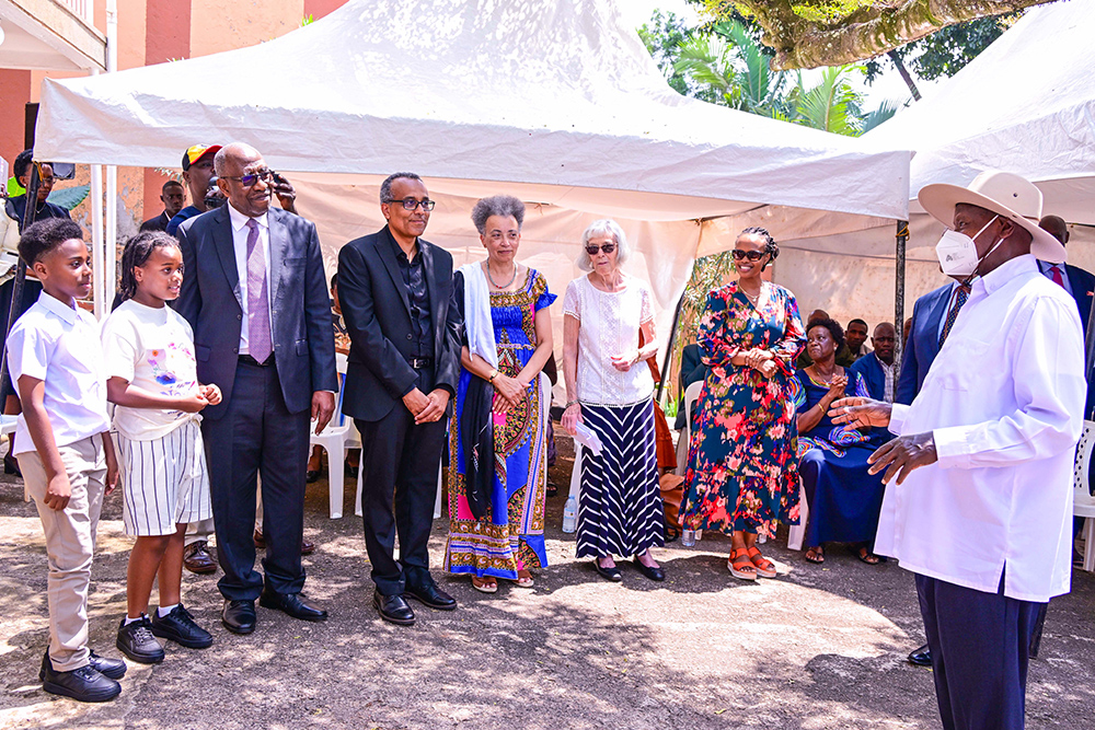 President Museveni consols Mrs Kanyeihamba, her children and grand children when he visited their home in Buziga to pay condolence to the late Justice George Kanyeihamba on Wednesday. (PPU Photo)