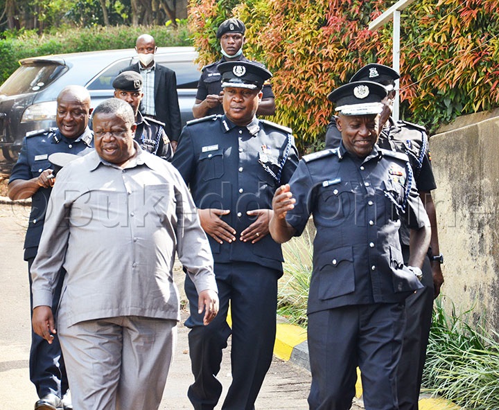 Maj Gen. Katsigazi Ku Ddyo Ng'aliko By&rsquo;abuulira Minisita Kahinda Otafire Bwe Baabadde E Bwebajja.