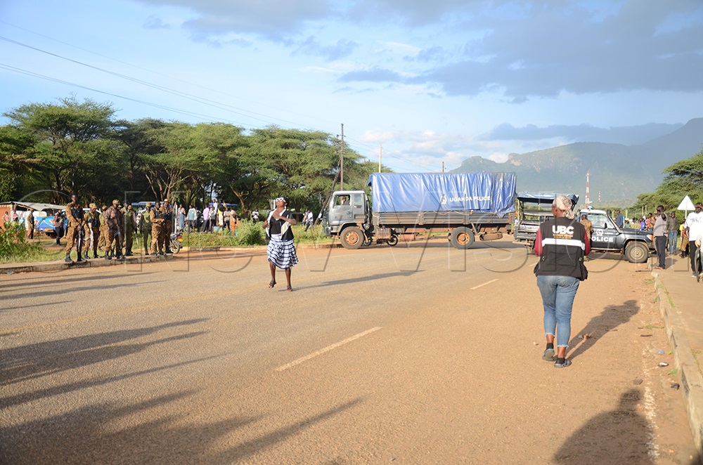 The security used police trucks and vehicles to mount road blocks in Mororo distrct on Monday. (Photo by Isaac Nuwagaba)