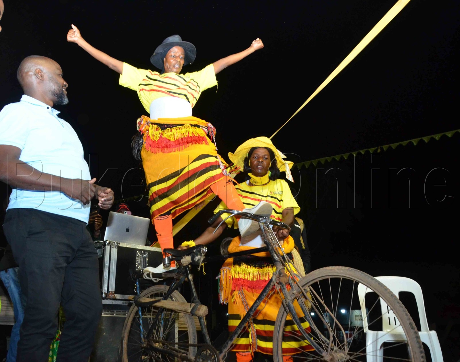 Munnakatemba ng'asanyusa abantu 