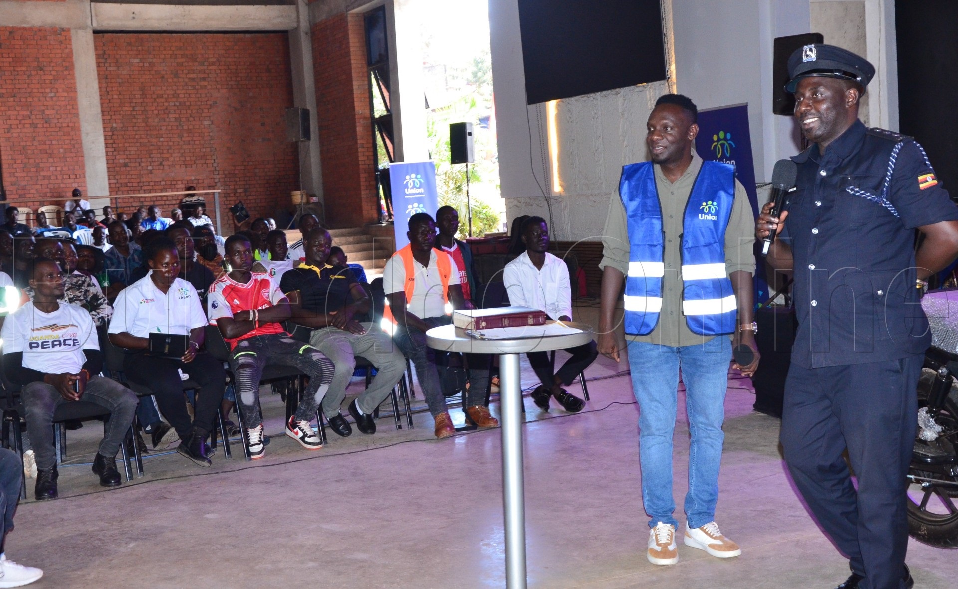 Atwala Poliisi n'omuntu wa bulijjo e Nansana ng'ayogera