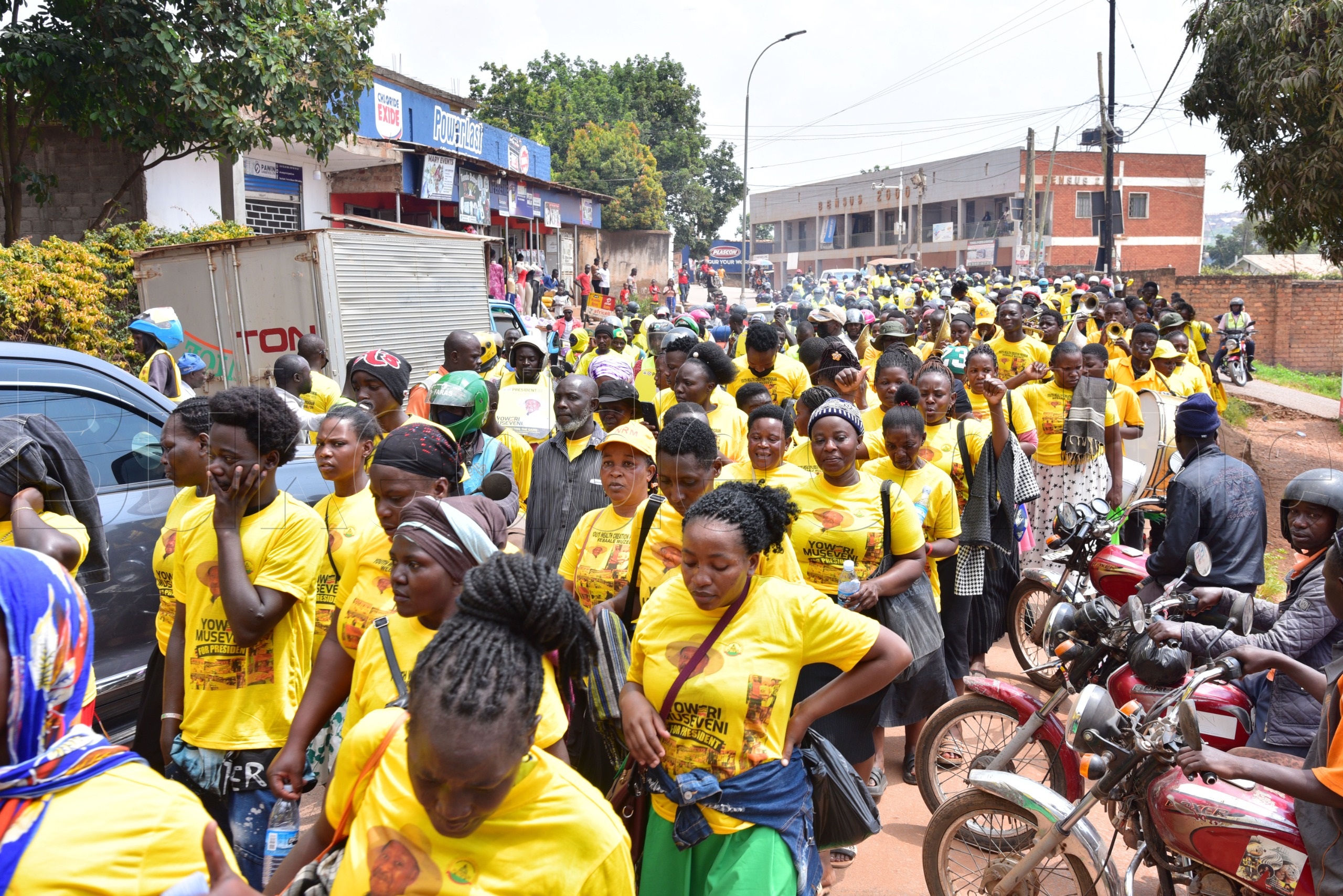 Ab'aganyulwa mu Youth Wealth Creation e Kawempe nga bali mu vvayibu eyaniriza Pulezidenti Museveni.