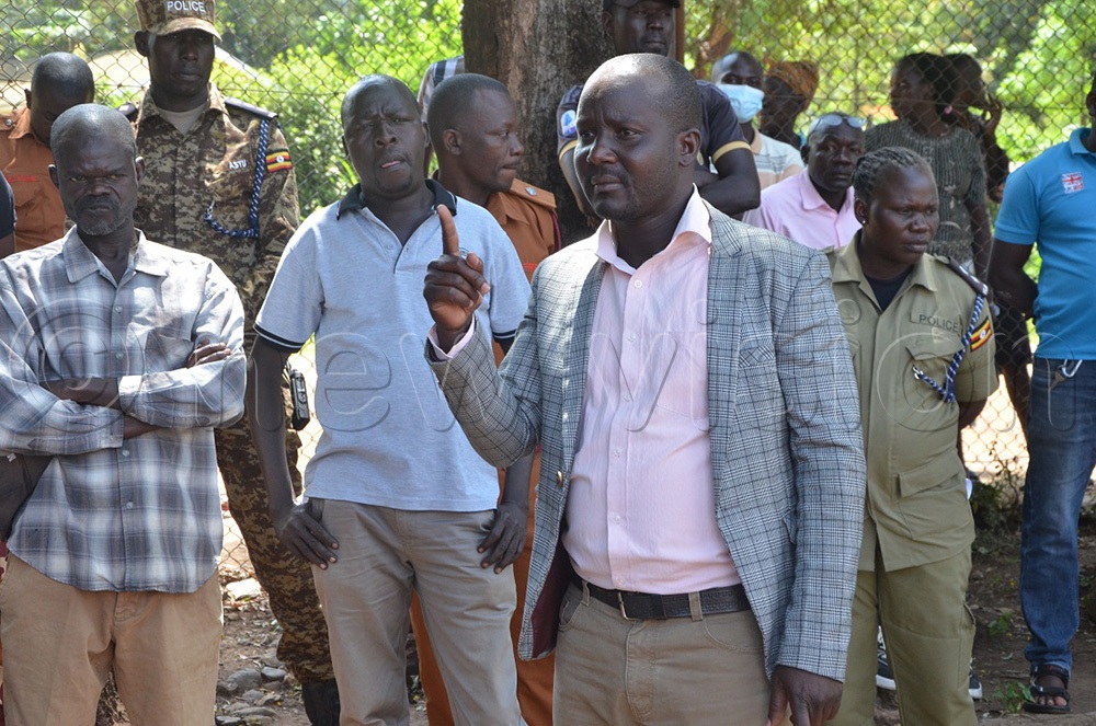 Moroto RDC Justine Tuko speaks to the locals at the Moroto Central Police Station ahead of the destruction of 10000 litres of waragi. (Credit: Olandason Wanyama)