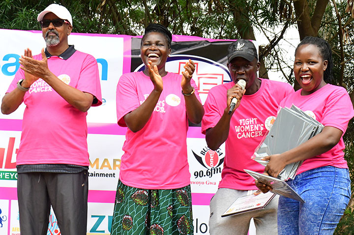 Omumyuka wa Katikkiro wa Busoga Ow'okubiri Alhaj Osman Ahmed Noor (ku kkono) n’akulira ekitongole kya Rays of Hope Hospice Jinja Sylvia Nakami (ow'okubiri ku kkono) nga basiima ebitongole ebyetabye mu Cancer run ku Jinja Golf Club ku Lwomukaaga.
