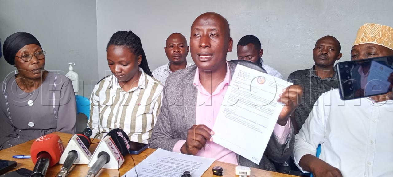 Hajji Hussein Kato ng'alaga ekiwandiiko ekyafulumiziddwa