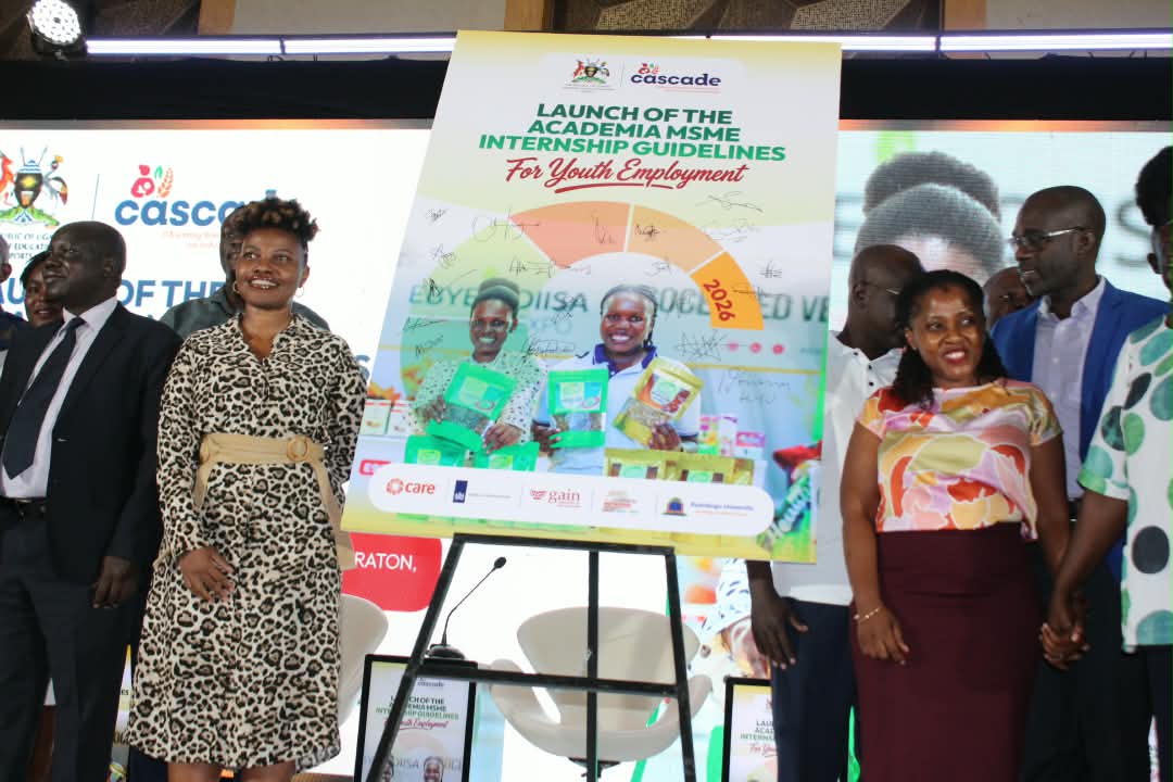 Akulira ekitongole kya GAIN mu Uganda, Damali Ssali wamu ne kominsona w'Ebyenjigiriza John Ochira na bannabyanjigiriza abalala mu kutongoza enkola eno empya