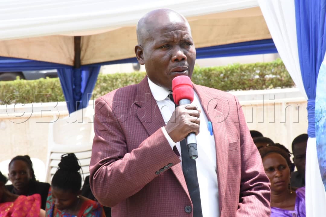 Omwami w'e Buluuli Gerald Kyanjo ng'ayogera