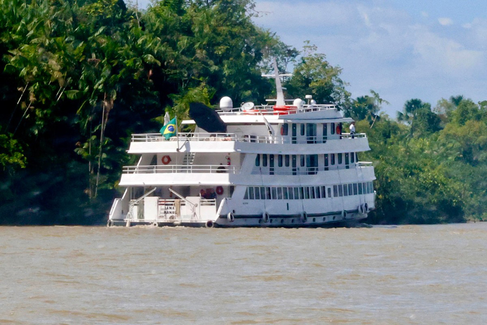 The yacht Iana III, where Brazil's President Luiz Inacio Lula da Silva will stay during COP30, sails on the Guama River near Belem, Para state, Brazil, on November 3, 2025. (Photo by Tarso Sarraf / AFP)