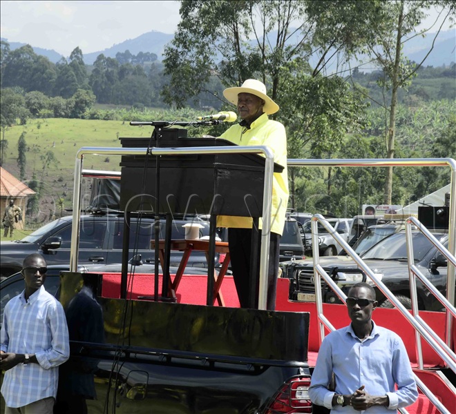 President Yoweri Museveni told Kanungu electorate that he will financially support the district tea growers through a special fund that will help farmers access affordable fertilisers. (All photos by Eddie Ssejjoba)