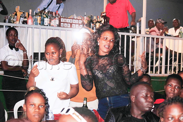 Abantu nga bakuba ddansi.