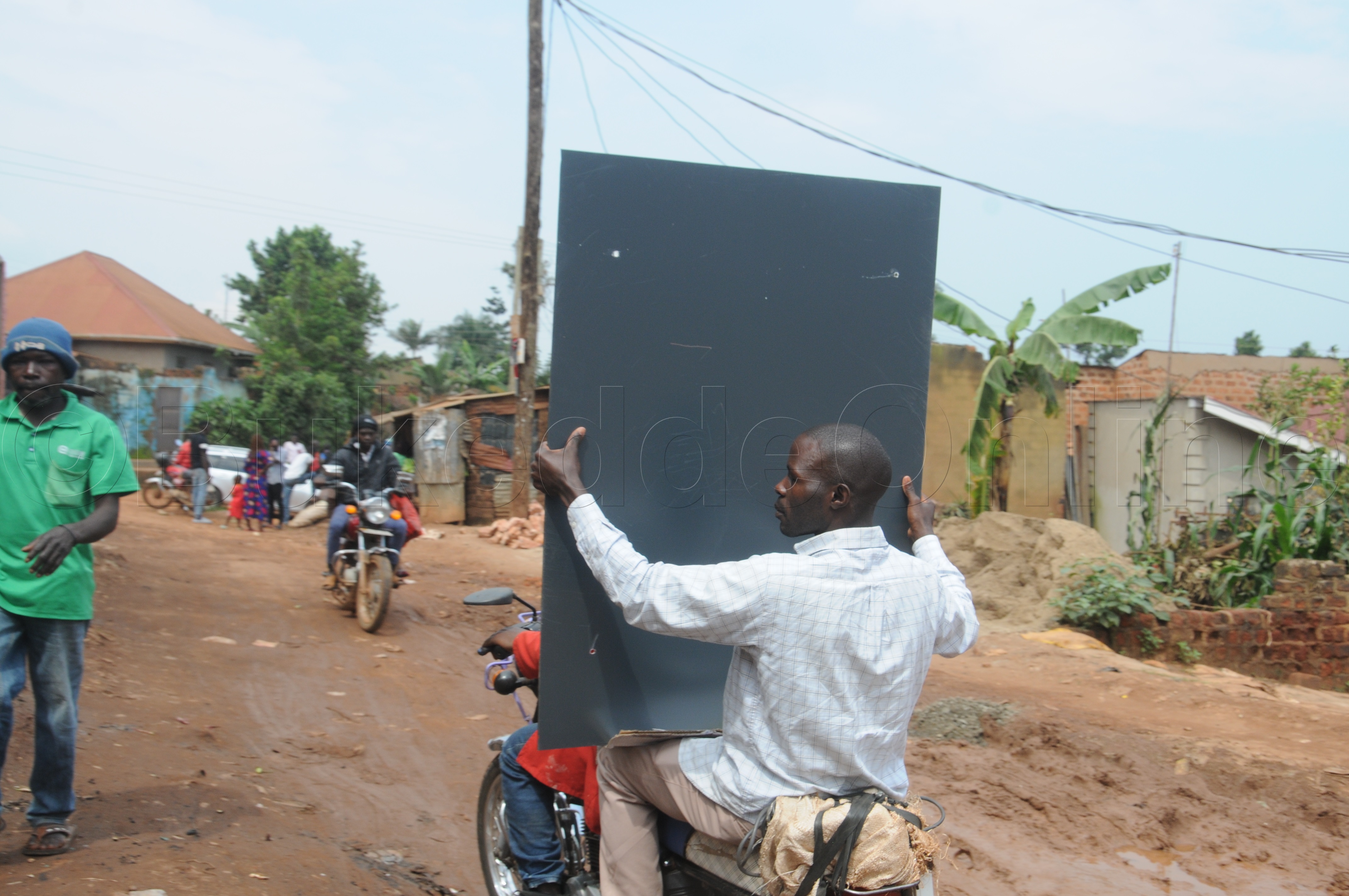 Ono Yasangiddwa Kasangati Nga Bamuweese Ku Boda N'endabirwamu  (2)