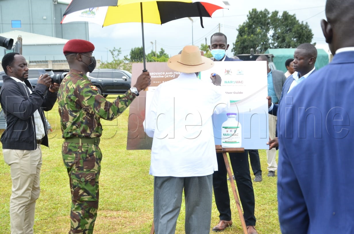 Pulezidenti Museveni ng'atongoza Vaccine 