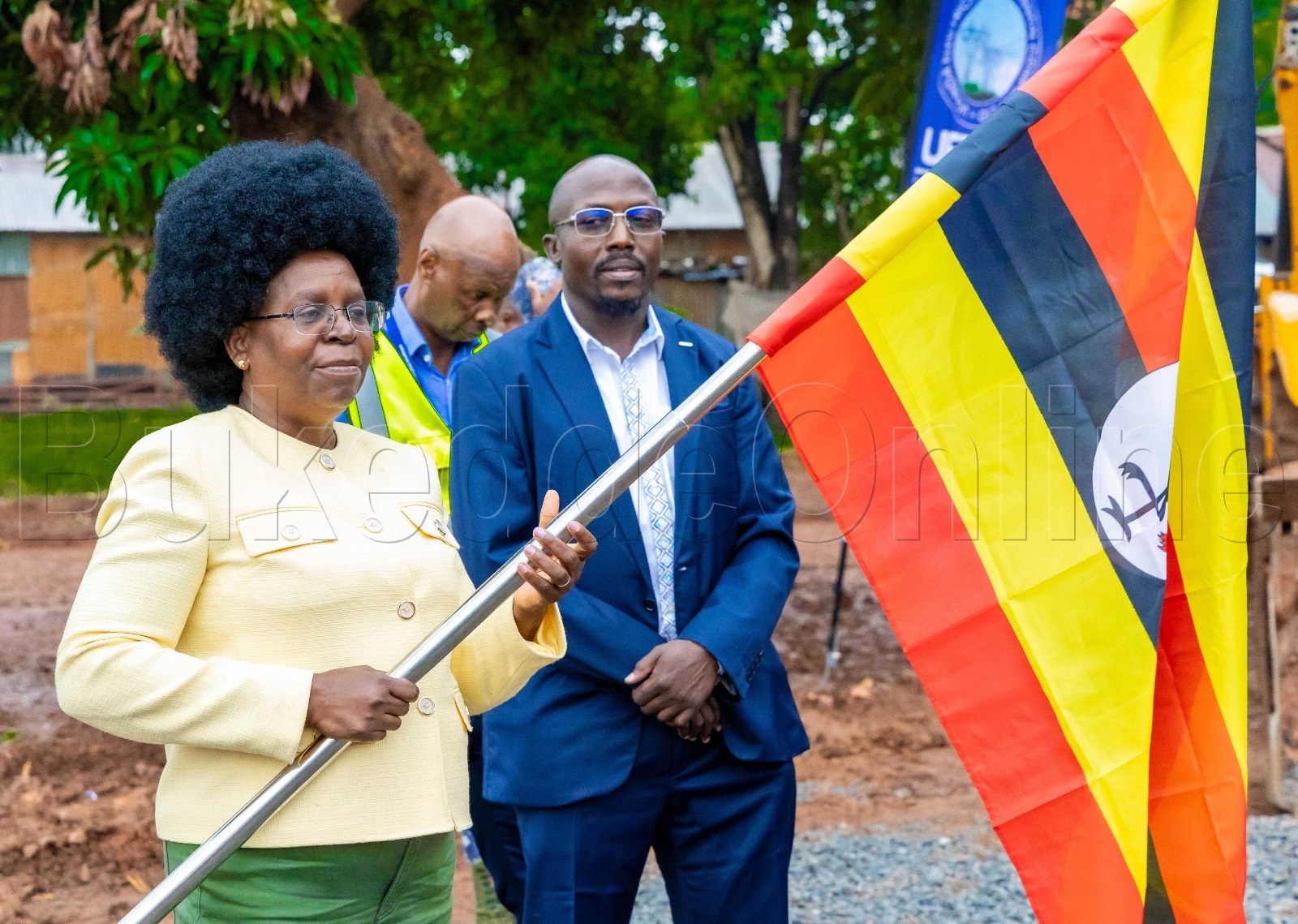 Minisita w'amasannyalaze n'obugagga obw'ensibo Monica Musenero wamu n'omubaka wa Sweden mu Uganda Anna - Maria Olsson bwe baabadde batongoza okutandika okuzimba layini amangi okuva e Karuma okudda e Tororo.