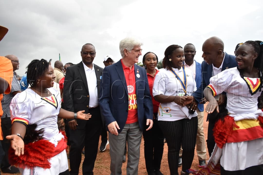 Francesco Arezzo nga bamwamiriza ku lusiisira lw'ebyobulamu e Kajjansi