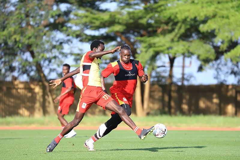 Khalid Aucho (ku ddyo) ng'attunka ne Hakim Kiwanuka mu kutendekebwa eggulo.. 