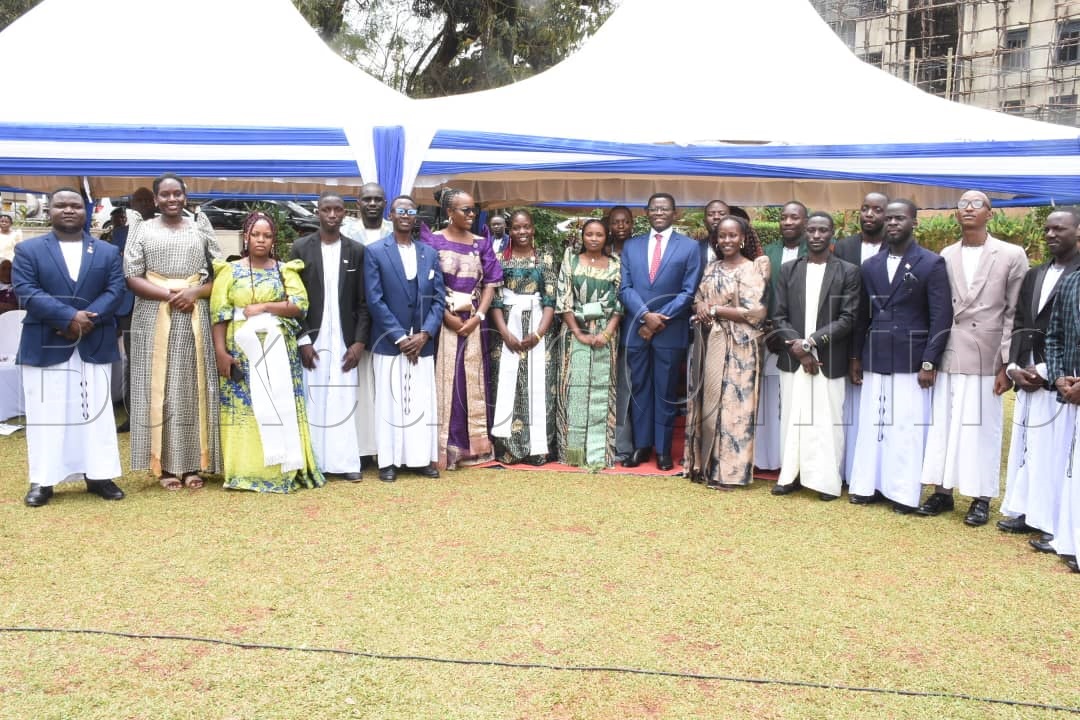 Katikkiro Mayiga mu kifananyi n'olukiiko lwa Nkobazambogo mu Uganda abaggya
